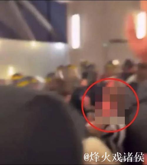 太阳报:马赛对阵纽卡一球迷因厕所不雅行为被发现 太阳报:马赛对阵纽卡一球迷因厕所不雅行为被发现