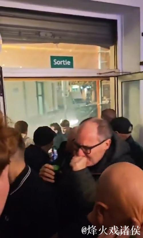 太阳报:马赛对阵纽卡一球迷因厕所不雅行为被发现 太阳报:马赛对阵纽卡一球迷因厕所不雅行为被发现