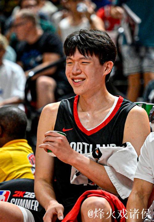 杨瀚森赛前耐心为国外小球迷签名，小球迷的可爱反应超吸睛！